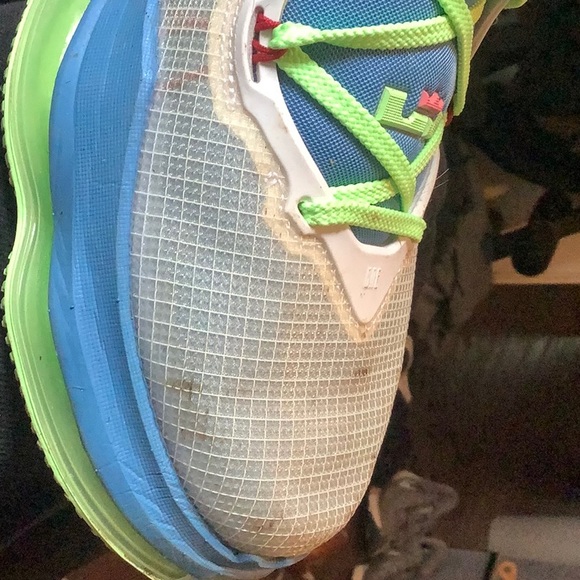 2022 Nike LeBron Sneakers - Picture 4 of 13